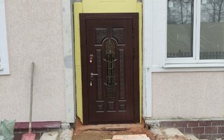 дверь из металла в загородный дом, вид с улицы