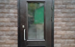 стальная дверь в коттедж ДКТЖ-4 с кованым стеклом внутри и стеклопакетом - общий вид