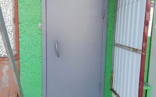 стальная дверь в подъезд с ручкой скобой