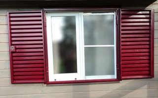 распашные жалюзийные ставни для деревянного дома